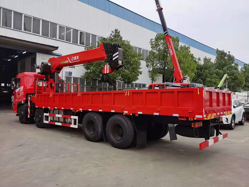 東風暢行D7前四后八威龍14噸5節(jié)臂吊機