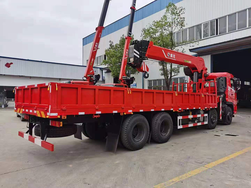 東風暢行D7前四后八威龍14噸5節(jié)臂吊機