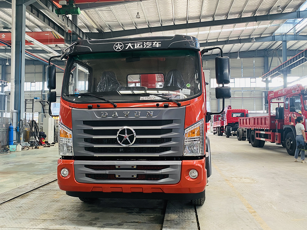 國(guó)六大運(yùn)小黃牌單橋長(zhǎng)威5噸四節(jié)直臂吊機(jī)隨車吊